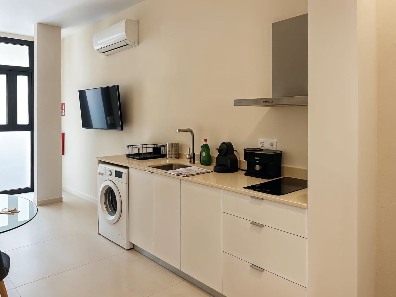 Cocina y zona de estar del apartamento de Roca Collection